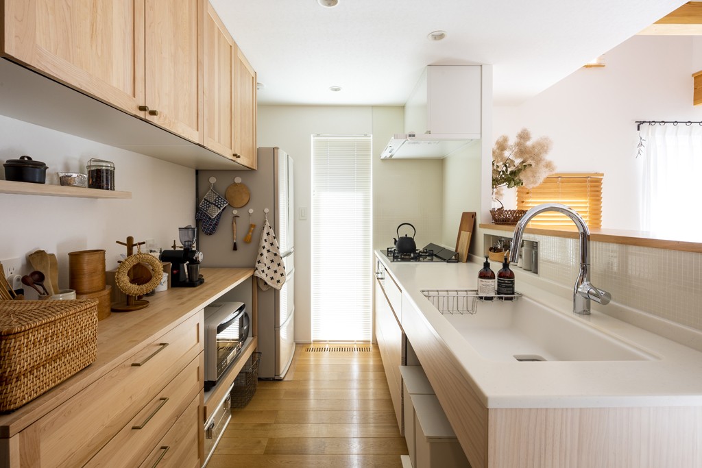 見せる収納と隠す収納を組み合わせた効率的なキッチンスペース。家と共に経年変化を楽しむことができるウッドワンの無垢材のキッチン