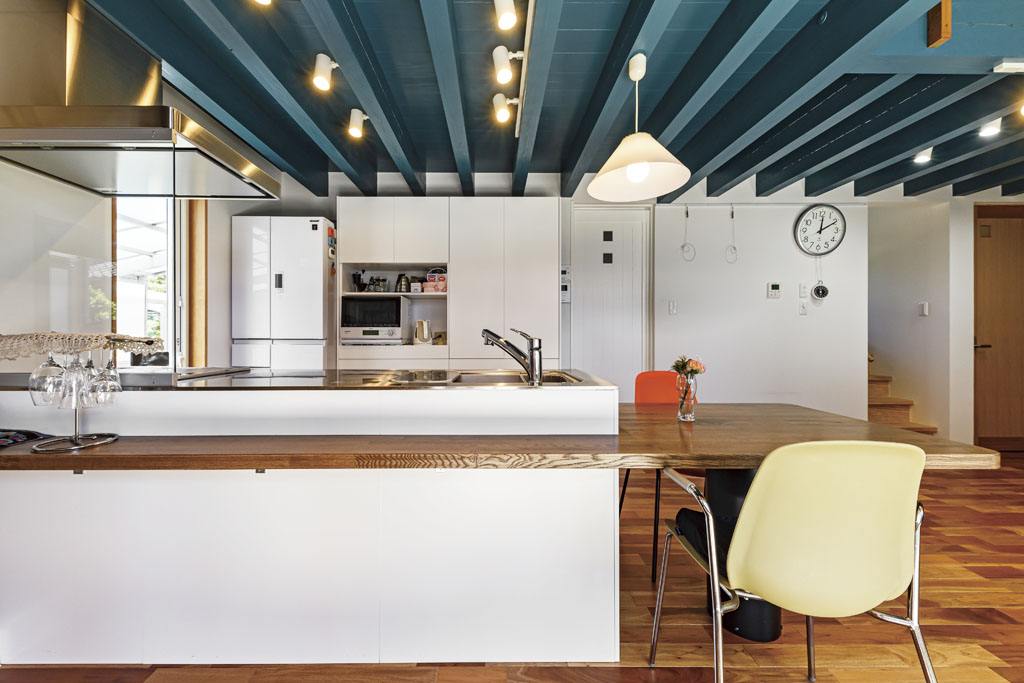 白×ステンレスがモダンなサンワカンパニーのキッチンにカウンターテーブルを組み合わせて造作